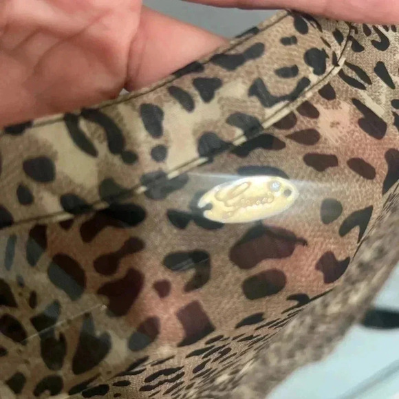 Guess brand too size small - Picture 3 of 5